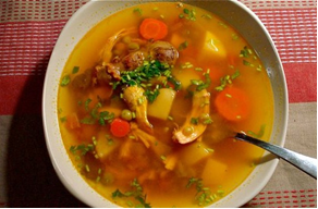  Куриные потрошка - печень, сердце, желудок, плюс шею поместить в кастрюлю. Кусочек белого мяса - грудинки  