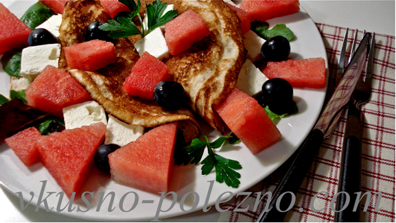 bliny-s-arbuzom-i-brynzoj-s-salatnymi-listyami-i-vinogradom В 100г арбуза: энергетическая ценность - 30 ккал, углеводы - 7,55г, сахара - 6,2г, клетчатка - 0,4г, жиры - 0,15г, белки - 0,61г, вода - 91,45г.