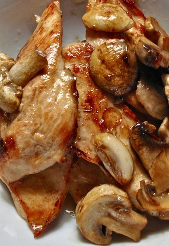 Курица с грибами, жареной картошкой и салатом 