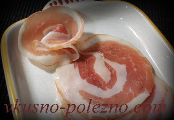 Панчетта Pancetta — итал Панчетта - подчерёвина скручена в рулон, выдержана по времени (3 месяца на воздухе), и затем нарезана тонкими круглыми ломтиками. Страна происхождения - Италия.
