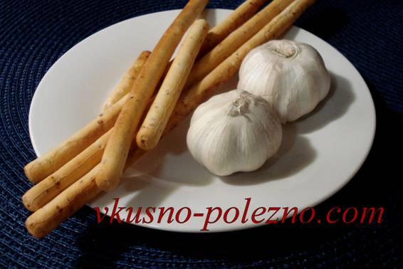 Хлебные палочки и чеснок Хлебные палочки и чеснок