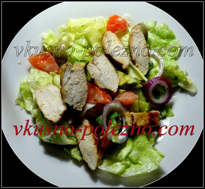 Выложить кусочки тёплой курятины поверх салата. Выложить кусочки тёплой курятины поверх салата.