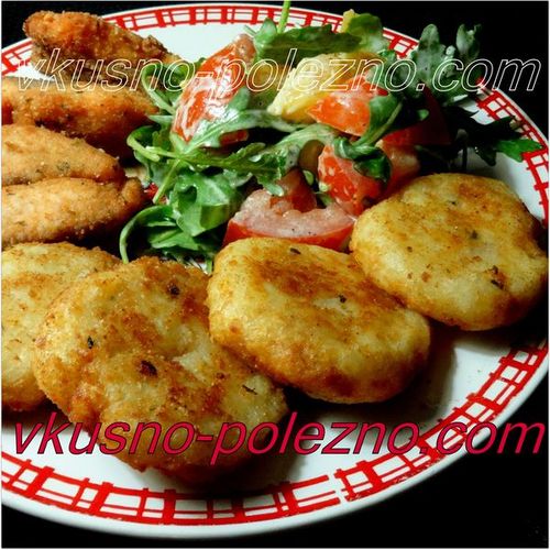Жареный лосось, картофельные котлеты и салат из рукколы