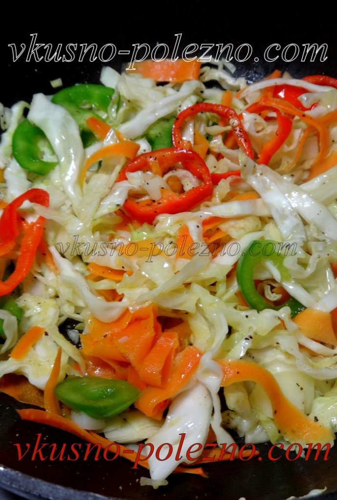 Bегетарианское блюдо Тушеная капуста с черносливом и овощами