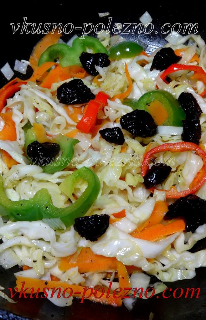 Тушеная капуста с черносливом - лёгкое и сытное блюдо
