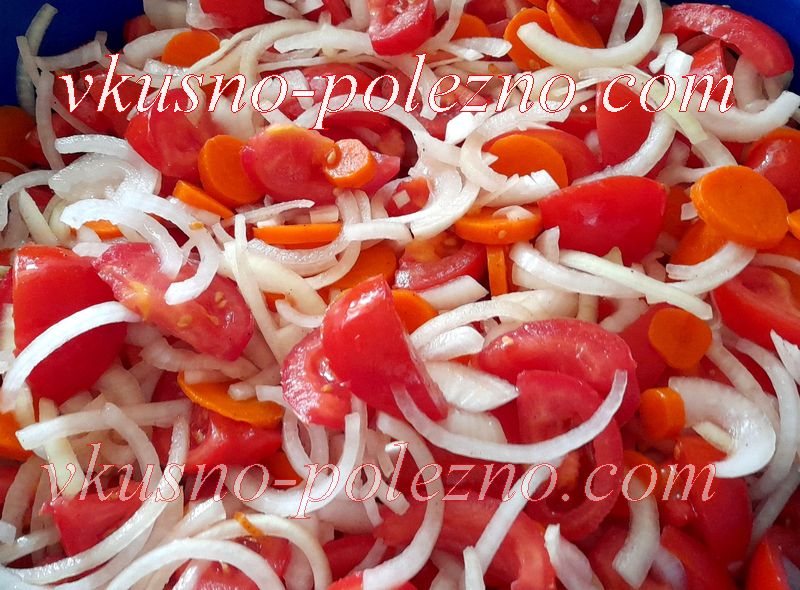 Салат с помидорами и луком Салат с помидорами и луком